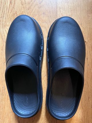 Zuecos Oofos Negros de Recuperación