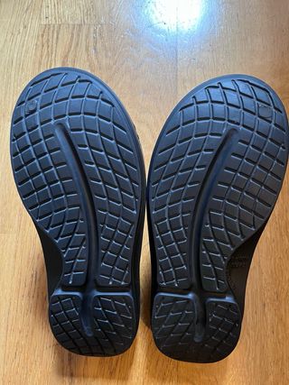 Zuecos Oofos Negros de Recuperación