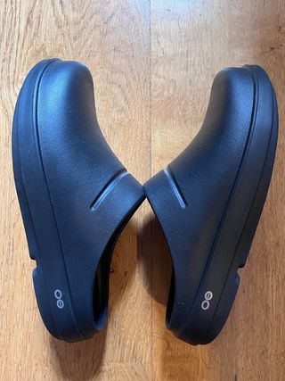 Zuecos Oofos Negros de Recuperación