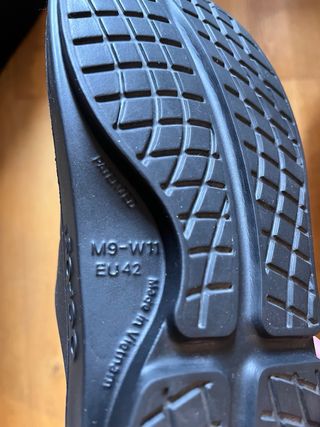 Zuecos Oofos Negros de Recuperación