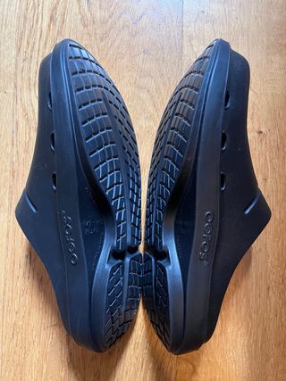 Zuecos Oofos Negros de Recuperación