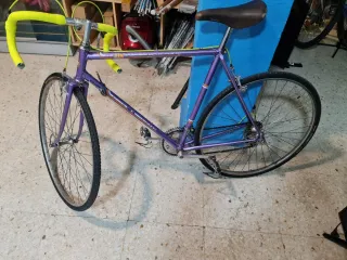 Bicicleta carretera BH clásica morada