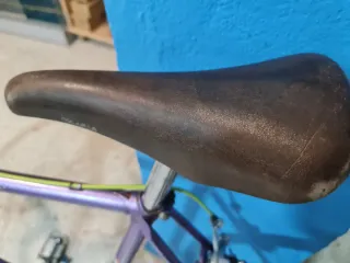 Bicicleta carretera BH clásica morada