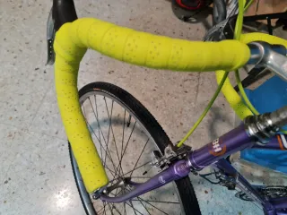 Bicicleta carretera BH clásica morada