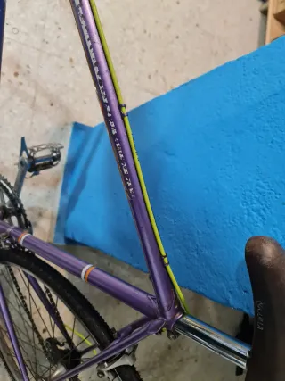 Bicicleta carretera BH clásica morada