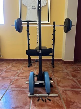 Banco de musculación con pesas y poleas