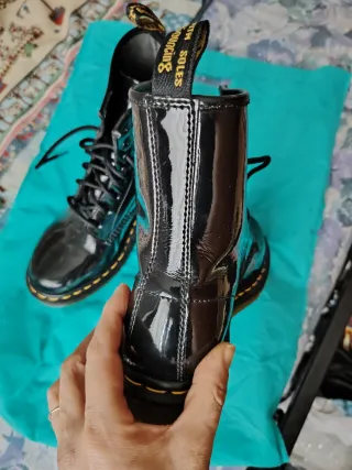 Anfibi Dr. Martens neri lucidi