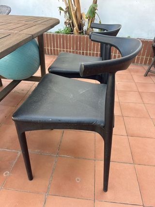 5 Sillas Negras de Plástico modelo Elbow CH20