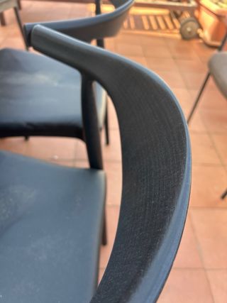 5 Sillas Negras de Plástico modelo Elbow CH20