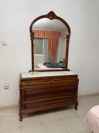 Cómoda de madera con espejo y mármol