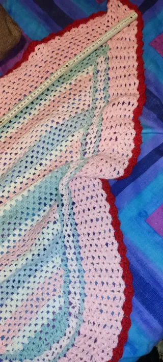 Pico de lana rosa y rojo