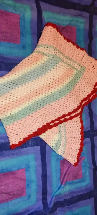 Pico de lana rosa y rojo