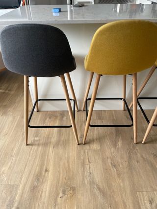 Taburete alto gris tela y madera