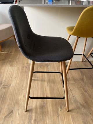 Taburete alto gris tela y madera