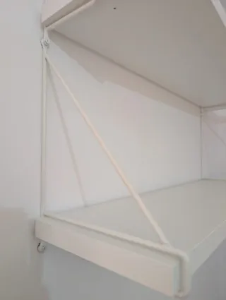 Estantería blanca de metal y madera