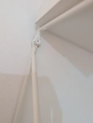 Estantería blanca de metal y madera