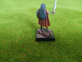 LOTE 2 MINIATURAS PINTADAS AMAZONA Y BARBARO METAL