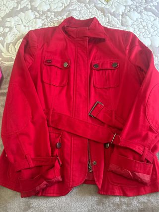 Chaqueta roja con cinturón y bolsillos
