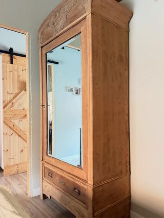 Armario antiguo modernista con espejo