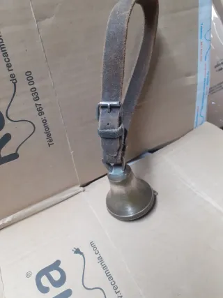 Campanilla de latón con correa de cuero