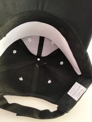 Gorra Negra con Bordado Madrid