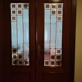 Puertas de salón de madera con cristal