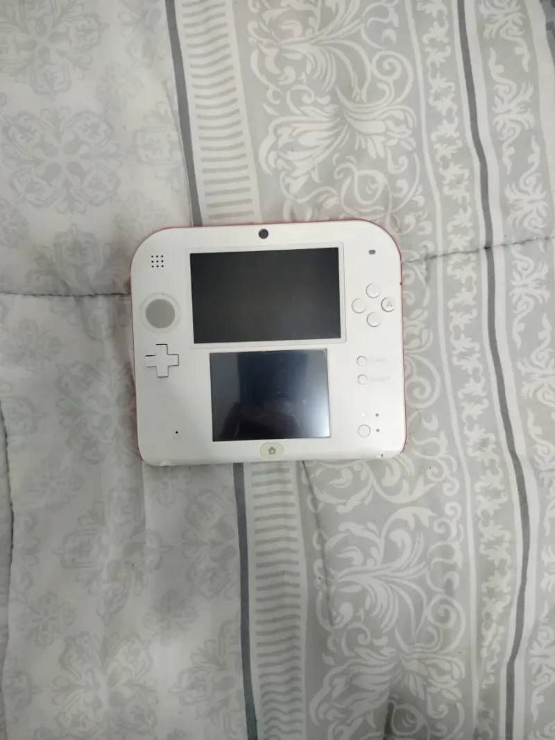 Nintendo 2DS Roja y Blanca + Cargador + Pokémon