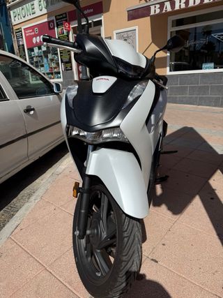 Honda SH Scooter color negro blanco mate