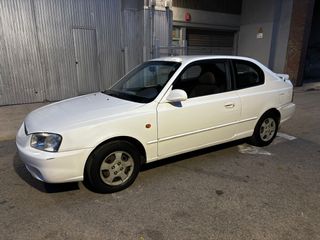Hyundai Accent 1.3cc 112.000 kms pegatina ambienta