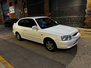 Hyundai Accent 1.3cc 112.000 kms pegatina ambienta