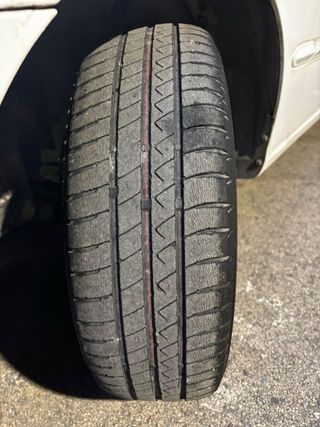 Hyundai Accent 1.3cc 112.000 kms pegatina ambienta