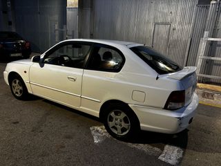 Hyundai Accent 1.3cc 112.000 kms pegatina ambienta