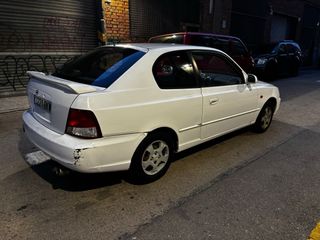 Hyundai Accent 1.3cc 112.000 kms pegatina ambienta