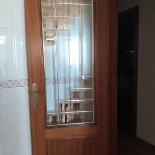 Puerta de cocina de madera con cristal
