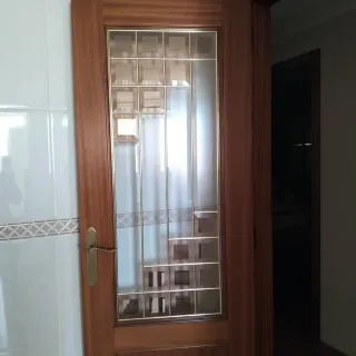 Puerta de cocina de madera con cristal