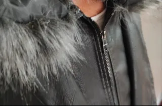 Chaqueta negra con capucha GUESS