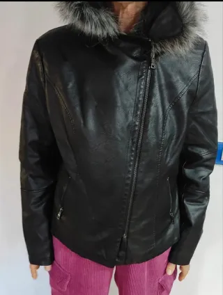 Chaqueta negra con capucha GUESS
