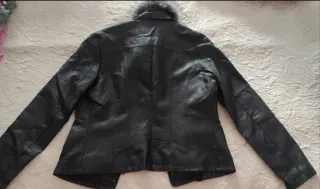 Chaqueta negra con capucha GUESS