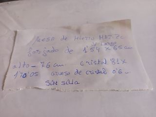 Mesa de hierro forjado con tapa de cristal