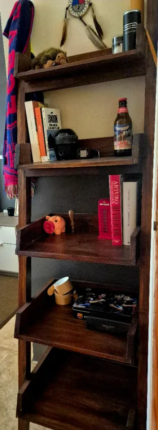 Estantería de madera maciza oscura tipo escalera.