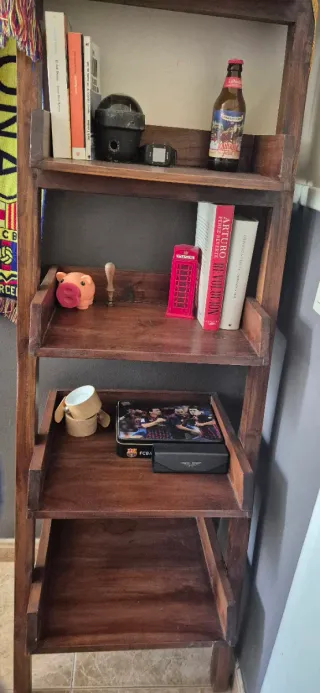 Estantería de madera maciza oscura tipo escalera.