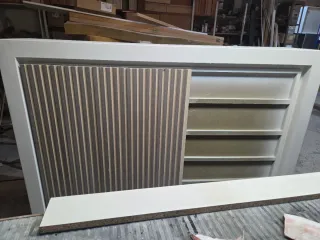 Mueble de diseño con lamas de madera