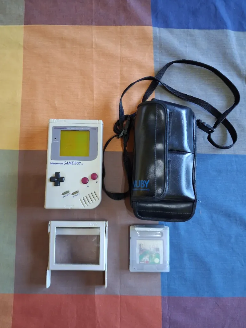 Nintendo Game Boy con accesorios