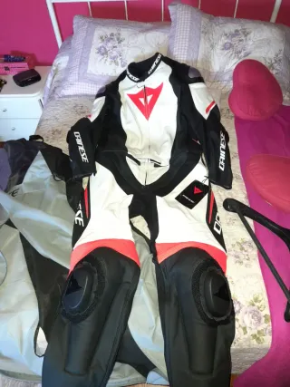 Mono de cuero Dainese para moto