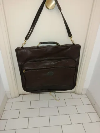 Portatrajes de piel marrón