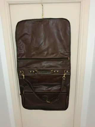 Portatrajes de piel marrón