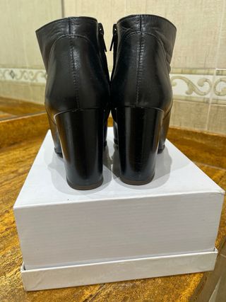 Botines de piel negros