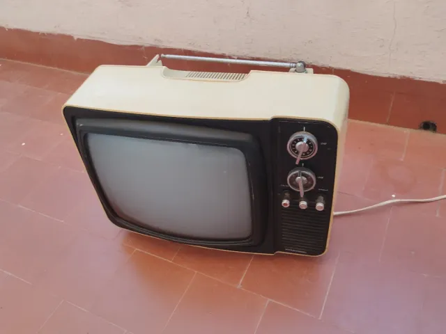 Televisor Vintage Portátil Beige y Negro. Enciende