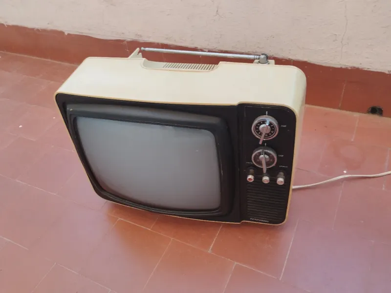 Televisor Vintage Portátil Beige y Negro. Enciende
