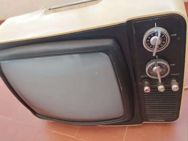 Televisor Vintage Portátil Beige y Negro. Enciende afbeelding 2